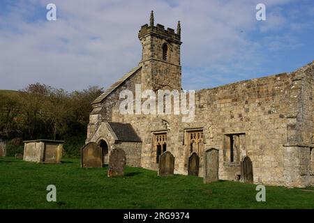 Blick auf die Kirche St. Martin im verlassenen mittelalterlichen Dorf Wharram Percy in North Yorkshire. Das Dorf wurde Anfang des 16. Jahrhunderts verlassen, als der herr des Herrenhauses die letzten Familien entdeckte und ihre Häuser zerstörte, um Platz für zusätzliche Schafweiden zu schaffen. Stockfoto