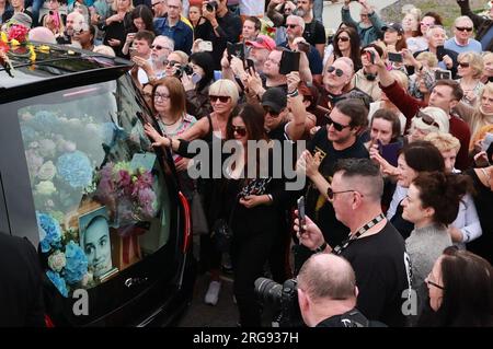 Fans der Sängerin Sinead O'Connor sind auf den Straßen, um sich von der irischen Sängerin zu verabschieden, während ihr Begräbnis durch ihre ehemalige Heimatstadt Bray, Co Wicklow, vor einer privaten Beerdigung geht. Foto: Dienstag, 8. August 2023. Stockfoto