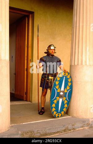 Ein Schauspieler, gekleidet als römischer Soldat, Mitglied der Ermine Street Guard, im Isca Amphitheater, Caerleon, Monmouthshire, Wales. Stockfoto