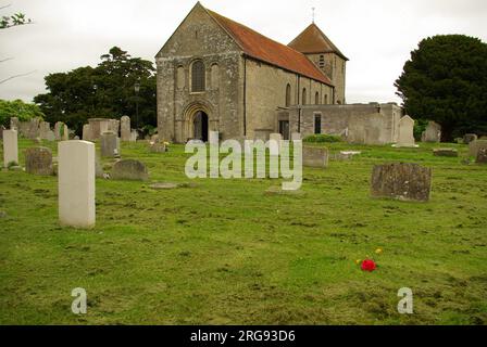 Blick auf die St. Mary's Church, Portchester, Hampshire, von der anderen Seite des Friedhofs. Stockfoto