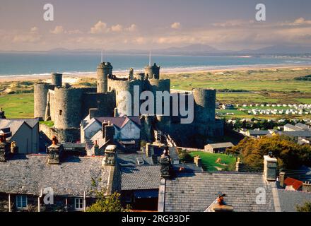 Blick auf Harlech Castle, Gwynedd, Wales, von oben gesehen mit dem Meer im Hintergrund. Stockfoto