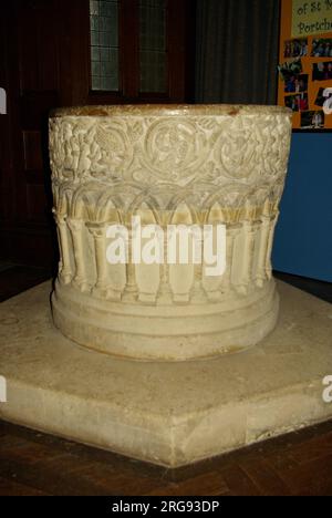 Blick auf die kunstvoll geschnitzte Steinschriftart in St. Mary's Church, Portchester, Hampshire. Stockfoto