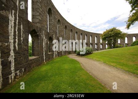 Innenansicht eines Teils von McCaig's Tower, auf einem Hügel mit Blick auf Oban in Argyll, an der Westküste Schottlands. Erbaut aus Bonawe-Granit zwischen 1897 und 1902, wurde es von einem wohlhabenden viktorianischen Banker, John Stuart McCaig, als dauerhaftes Denkmal für seine Familie in Auftrag gegeben. Es ist ein kreisförmiges Bauwerk, das an das Kolosseum in Rom erinnert. Stockfoto