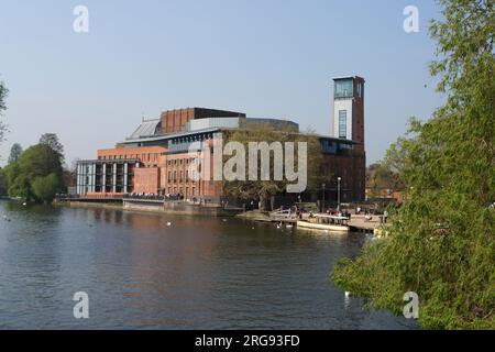 Blick auf das Shakespeare Memorial Theatre, Heimat der Royal Shakespeare Company, mit dem kürzlich hinzugefügten Turm auf der rechten Seite, in Stratford-upon-Avon, Warwickshire. Stockfoto