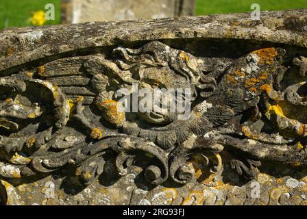 Grabsteindetails im Friedhof der St. Mary's Church, im Dorf Bibury, Cotswolds, Gloucestershire. Stockfoto