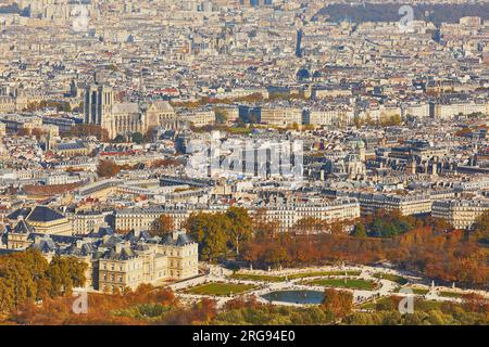 Unvergleichliche Aussicht auf das Zentrum von Paris mit der Kathedrale Notre-Dame und dem Luxemburger Garten. Foto vom Montparnasse-Turm Stockfoto
