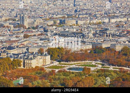 Unvergleichliche Aussicht auf das Zentrum von Paris mit der Kathedrale Notre-Dame und dem Luxemburger Garten. Foto vom Montparnasse-Turm Stockfoto