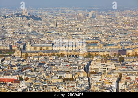 Atemberaubende Aussicht auf das Zentrum von Paris mit Tuilerien, Louvre und Sacré-Coeur-Kathedrale auf Montmartre. Foto vom Montparnasse-Turm Stockfoto