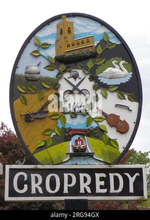 Das Dorfschild von Cropredy, in der Nähe von Banbury, Oxfordshire. Stockfoto