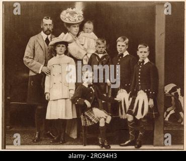 Herzog und Herzogin von York mit ihren sechs Kindern, aufgenommen in Abergeldie, (von links nach rechts) Herzog von York (später George V),(1865 - 1936), Prinzessin Mary, später Viscountess Lascelles, (1897 - 1965), Herzogin von York, Mary of Teck (spätere Königin-Mary-Gemahlin), die als Baby Prinz John, der im Alter von vierzehn Jahren an einem schweren Epilepsie-Anfall starb, (1905 - 1919), sitzender Prinz Henry, Herzog von Gloucester, (1900 - 1974), Prinz George, Herzog von Kent, (1902 – 1942), Prinz Edward von Wales (später König Edward VIII), und dann Herzog von Windsor, (1894 - 1972) und Prinz Albert, Herzog von York (später König George V. Stockfoto