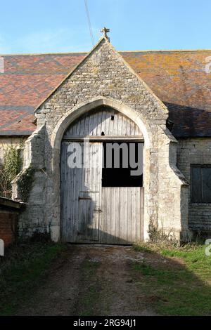 Eingang einer denkmalgeschützten Tithe Barn in Hartpury, Gloucestershire, teilweise aus dem 15. Jahrhundert. Stockfoto