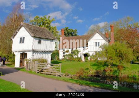 Lower Brockhampton Manor House, in der Nähe von Bromyard, Herefordshire. Es ist ein holzumrahmtes Haus aus dem späten 14. Jahrhundert, umgeben von einem Graben und über ein holzumrahmtes Torhaus betreten. Stockfoto