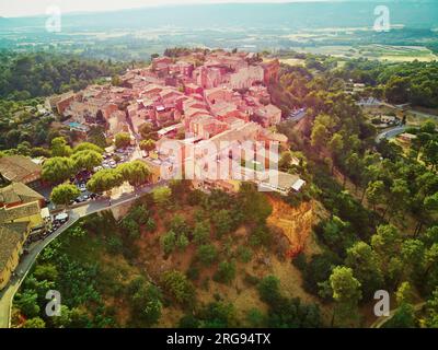 Panoramablick auf Roussillon, Provence, Frankreich. Roussillon ist bekannt für seine großen Ockerablagerungen im Lehm rund um das Dorf Stockfoto