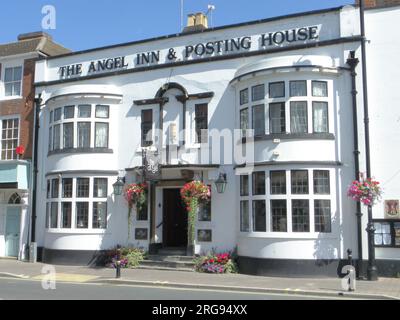 The Angel Inn & Posting House, High Street, Pershore, Worcestershire, mit bunten Hängekörben und anderen Blumen. Stockfoto