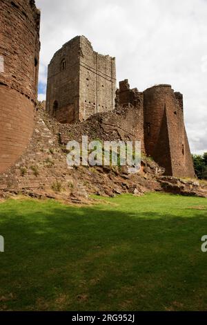 Blick auf Goodrich Castle, in der Nähe von Ross on Wye, Herefordshire. Das Gebäude wurde im späten 11. Jahrhundert von Thegn (thane) Godric mit späteren Ergänzungen begonnen. Es steht auf einem Hügel in der Nähe des Flusses Wye und ist für die Öffentlichkeit zugänglich. Stockfoto