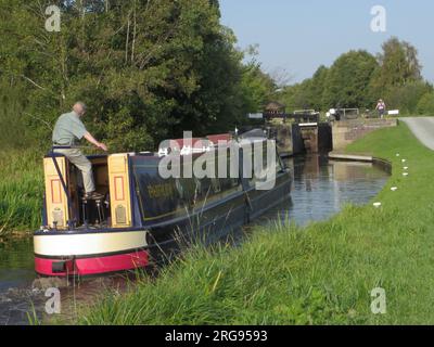 Sehen Sie die Aston Locks am Montgomery Canal, der sich von Ost-Wales in den Nordwesten von Shropshire erstreckt. Ein Kahn im Vordergrund. Stockfoto