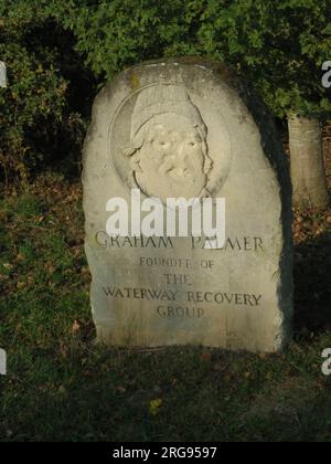 Graham Palmer Memorial Stone in der Nähe von Graham Palmer Lock am Montgomery Canal, der sich von Ost-Wales bis Nordwesten von Shropshire erstreckt. Er war Gründer der Waterway Recovery Group, die die Restaurierung und Renovierung des Kanalsystems ab 1970 organisierte. Stockfoto