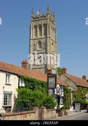 Pfarrkirche St. Mary, ein denkmalgeschütztes Gebäude der Kategorie I im Dorf Westonzoyland, Somerset, mit dem Sedgemoor Inn im Vordergrund. Stockfoto