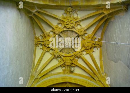 Das Innere der Pfarrkirche St. Peter und St. Paul, ein denkmalgeschütztes Gebäude der Kategorie I im Dorf Muchelney, Somerset. Die verzierten Details der Turmdecke. Stockfoto