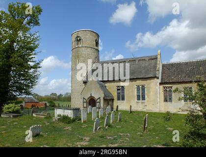 St. Margaret's Church im Dorf Herringfleet, in der Nähe von Somerleyton, Suffolk, aus dem Mittelalter, mit späteren Ergänzungen. Ungewöhnlich ist der Turm eher rund als quadratisch. Stockfoto