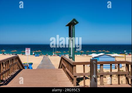 Alentejo, Portugal. 01. August 2023. Blick auf den Strand von Melides an der Küste von Alentejo in Portugal Stockfoto