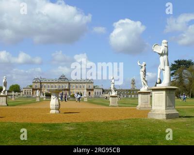 Allgemeiner Blick auf Wrest Park, ein denkmalgeschütztes Landhaus der Kategorie I in der Nähe von Silsoe, Bedfordshire, mit Statuen im Vordergrund. Stockfoto