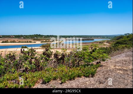 Blick auf den Strand von Melides an der Küste von Alentejo in Portugal Stockfoto