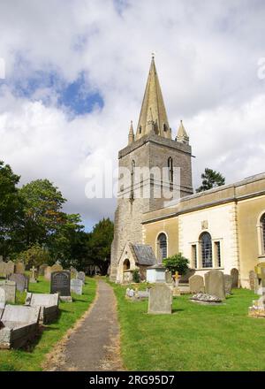 St. Mary's Church, Longdon, Worcestershire, ein denkmalgeschütztes Gebäude der Kategorie II. Der Westturm stammt aus dem Jahr 1300; im 18. Und 19. Jahrhundert wurden verschiedene Erweiterungen vorgenommen. Stockfoto