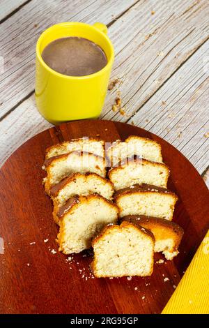 Mehrere Scheiben Kuchen und eine Tasse heiße Schokolade Stockfoto