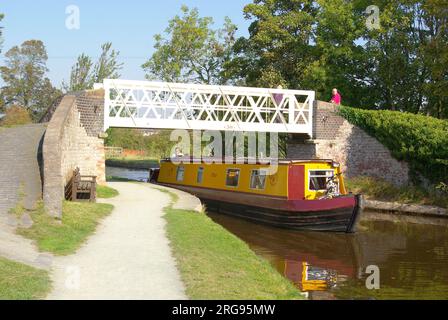 Blick auf das Ellesmere Basin auf dem Llangollen Canal, der von Nordwales über die Stadt Ellesmere, Shropshire, nach South Cheshire verläuft. Stockfoto