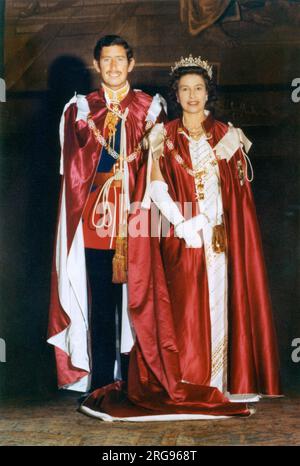 Königin Elizabeth II. Und Prinz Charles, in offiziellen Gewändern, getragen für einen Orden-of-the-Bath-Gottesdienst in Westminster Abbey, London, im Mai 1975. Bei dieser Gelegenheit wurde Prinz Charles als großer Meister des Bath-Ordens eingesetzt. Stockfoto