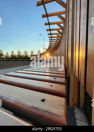 Geometrisch korrekter Winkel der Werkbank zur Sonne. Weitwinkelobjektiv, Geometrie. Selektiver Fokus. Vertikales Foto Stockfoto