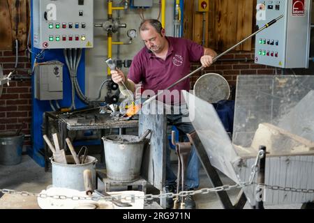 Im Musée du Verre de Blangy-sur-Bresle wird Glas geblasen. Stockfoto