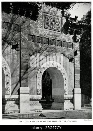 Das Tor (Teil eines dreifachen Marmorbogens) führt zur Halle der Klassiker (Guozijian) an der Alten Universität, Peking (Peking), China. Stockfoto