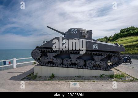 Arromanches-les-Bains, Frankreich - 07 21 2023: Ein Panzer des Zweiten Weltkriegs in der Stadt Stockfoto