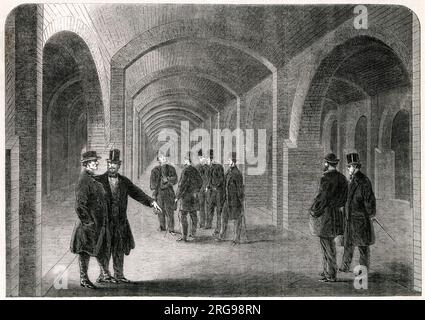 Im Inneren des unterirdischen Reservoirs des Metropolitan Main Drainage wird 1865 in Crossness gearbeitet, das in diesem Jahr offiziell vom Prince of Wales (später König Edward VII) eröffnet wurde. Die Kanalisation in Crossness (jetzt auch bekannt als Crossness Pumpstation) wurde von Sir Joseph Bazalgette als Teil des Kanalisations- und Abwassersystems in London gebaut. Stockfoto