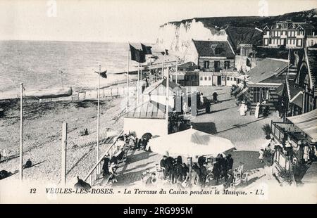 Veules-les-Roses, eine Gemeinde im Departement seine-Maritime in der Normandie in Nordfrankreich - Seafront Casino Terrace während einer musikalischen Aufführung Stockfoto