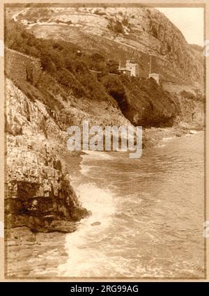 Meerblick, Llandudno, Nordwales, mit Tollgate House (West Shore Lodge Gate) auf dem Marine Drive, das oben sichtbar ist. Stockfoto