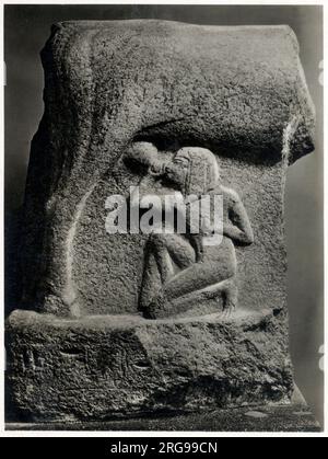 Ein Bruchteil einer Granitstatue, die die Kuhgöttin Hathor, den pflegenden Pharao Horemheb, darstellt. Die Herrschaft von Horemheb. New Kingdom, 18. Dynastie, ca. 1319-1292 V. CHR. Stockfoto