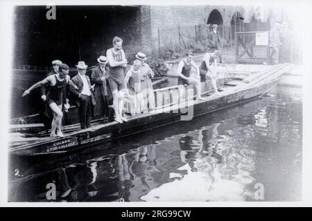 Mitglieder des W. S. C. (Windsor Swimming Club), die sich den Eton College Punt „Cuckoo“ als Startlinie für ein Rennen auf der Themse ausgeliehen haben. Der Kurs verlief von der Great Western Railway (GWR) Bridge zu den WSC Swimming Baths (eine Entfernung von ca. 400 Yards). Stockfoto