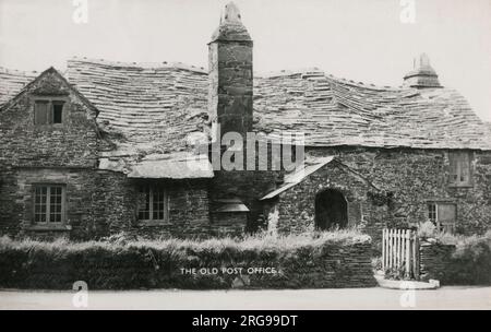 Das Alte Postamt, von Nordosten aus gesehen. Das alte Postamt stammt aus dem 14. Oder 15. Jahrhundert. Ursprünglich war es ein Herrenhaus oder Steward's House, später war es ein Bauernhaus und in der viktorianischen Zeit erhielt es eine Lizenz für den Empfang von Briefen für den Bezirk. Es befindet sich nun in der Obhut des National Trust und ist ein seltenes kornisches Beispiel für ein überlebendes Flurhaus. Stockfoto