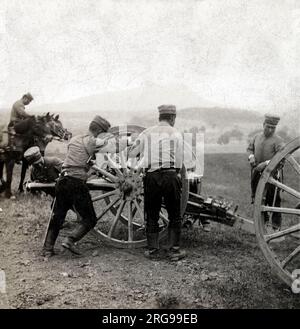 Zweite Division Japanische Feldgewehre, die sich auf die Ergreifung einer deutschen Festung in Zusammenarbeit mit der britischen Armee im deutschen Hafen von Tsingtau (Tsingtao, Qingdao), China, während einer kurzen Belagerung vorbereiten. Stockfoto