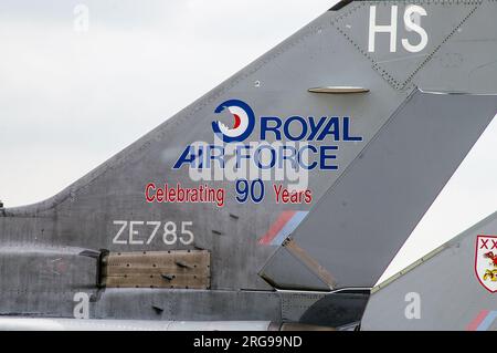 Abgenutzte, schmutzige und abblätternde Lackierung des im Dienst befindlichen Royal Air Force Panavia Tornado F3 Kampfjet Flugzeug ZE785, anlässlich des 90-jährigen Bestehens der RAF. Schmuddelig Stockfoto