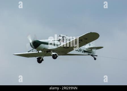 Piper PA-25-235 Pawnee B Flugzeug G-BDPJ wird als Gleitschlepper für eine Luftausstellung auf der Biggin Hill Airshow 2008 verwendet. Landwirtschaftliche Flugzeuge Stockfoto