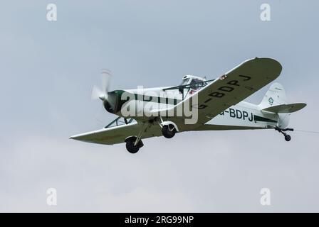 Piper PA-25-235 Pawnee B Flugzeug G-BDPJ wird als Gleitschlepper für eine Luftausstellung auf der Biggin Hill Airshow 2008 verwendet. Landwirtschaftliche Flugzeuge Stockfoto