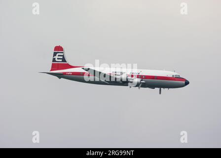 British Eagle Scheme Douglas DC-6 Oldtimer-Flugzeug G-APSA fliegt auf der Biggin Hill Airshow. British Eagle International Airlines lackiertes Flugzeug Stockfoto