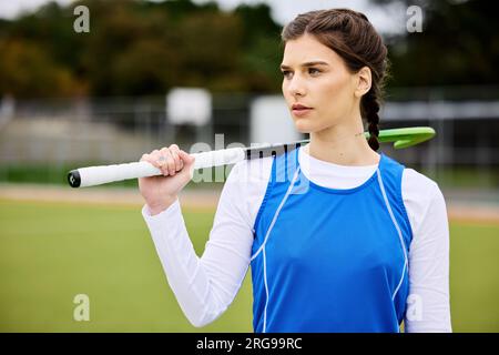 Feldhockey-Frau, Denken und Sport mit Visionen, Ideen und Zielen für Karriere, Wettkampf und Spiel. Mädchen, Sportlerin und Outdoor fürs Training Stockfoto