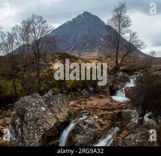 Langsame, seidenweiche Wasseraufnahme des Wasserfalls und des Berges Buichaille Etive More in Glencoe, Schottland Stockfoto