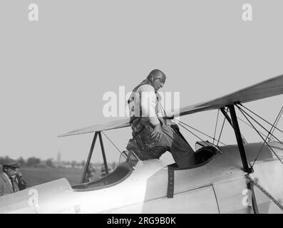 Hanworth Aerodrome, King's Cup Luftrennen. Hawker Tomtit G-AALL, angetrieben von einer Armstrong Siddeley Mongoose IIIA, die dem damaligen Prinzen von Wales (Edward VIII) gehört und vom Geschwaderführer D.S. geflogen wurde Don MVO CO. (Klettert an Bord) - G-AALL, der achtzehnte mit einer Durchschnittsgeschwindigkeit von 123,42 km/h. Beachten Sie, dass die Aufführung der Tomtits im King's Cup 1930 ziemlich glaubwürdig war, da die Handicappers die Aufführung der Tomtit überschätzten. Datum: 5. Juli 1930. Stockfoto