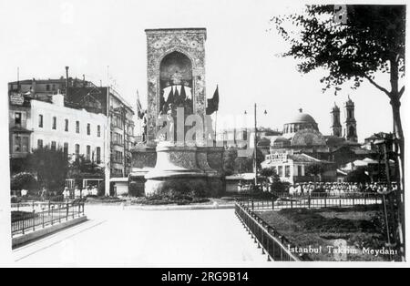 Das republikanische Denkmal ist ein bemerkenswertes Denkmal am Taksim-Platz in Istanbul, Türkei, um der Gründung der Türkischen Republik im Jahr 1923 zu gedenken. Die griechisch-orthodoxe Kirche Hagia Triada ist hinten rechts sichtbar. Stockfoto